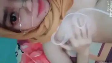Gadis Hijab Berkacamata Montok Colmek Brutal Sampe Basah Banjir