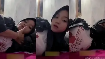 Hijab Toge Melet Live TikTok, Memek Mulus Kelihatan Basah!