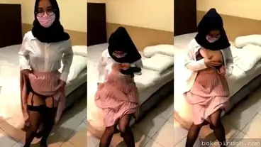 Ngewe Sekretaris Jilbab Kacamata Sampe Meja Kantor Goyang